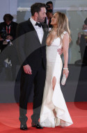 PEOPLE - Filmfestival Venedig: Jennifer Lopez und Ben Affleck auf dem roten Teppich von "Das letzte Duell" 