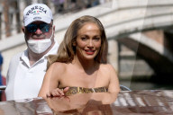 PEOPLE - Jennifer Lopez klettert für ein Fotoshooting in Venedig an Bord einer Gondel