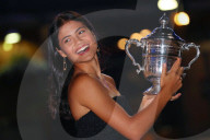 TENNIS - Emma Raducanu mit der US-Open-Trophäe des Dameneinzels