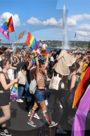 NEWS - Tausende an Pride-Marsch in Genf