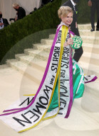 PEOPLE - Stars in Design-Kleidern an der Met-Gala in NYC