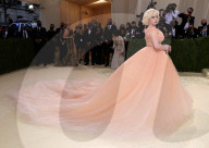 PEOPLE - Stars in Design-Kleidern an der Met-Gala in NYC