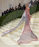 PEOPLE - Stars in Design-Kleidern an der Met-Gala in NYC