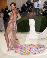 PEOPLE - Stars in Design-Kleidern an der Met-Gala in NYC
