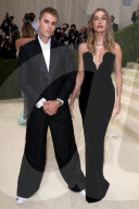PEOPLE - Stars in Design-Kleidern an der Met-Gala in NYC