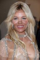 PEOPLE - Stars in Design-Kleidern an der Met-Gala in NYC (weitere Bilder)