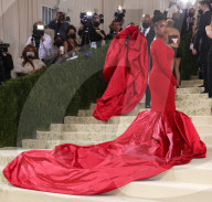 PEOPLE - Stars in Design-Kleidern an der Met-Gala in NYC (weitere Bilder)