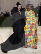 PEOPLE - Stars in Design-Kleidern an der Met-Gala in NYC (weitere Bilder)