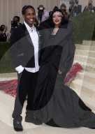 PEOPLE - Stars in Design-Kleidern an der Met-Gala in NYC (weitere Bilder)
