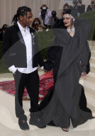 PEOPLE - Stars in Design-Kleidern an der Met-Gala in NYC (weitere Bilder)