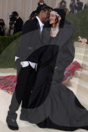 PEOPLE - Stars in Design-Kleidern an der Met-Gala in NYC (weitere Bilder)