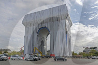 NEWS - Paris: Der L' Arc de Triomphe ist als Christo-Kunstwerk verhüllt