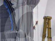 NEWS - Paris: Der L' Arc de Triomphe ist als Christo-Kunstwerk verhüllt