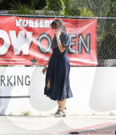 PREMIUM EXCLUSIVE Jennifer Garner Rocks Cute Navy Dress For Trip To The Plant Nursery