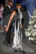 PEOPLE - Naomi Campbell in monochromem Print-Kleid an Vogue Party der London Fashion Week