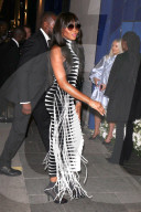 PEOPLE - Naomi Campbell in monochromem Print-Kleid an Vogue Party der London Fashion Week
