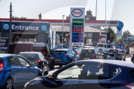 NEWS - Lange Warteschlangen vor Tankstellen in GB