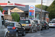 NEWS - Lange Warteschlangen vor Tankstellen in GB