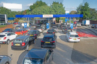 NEWS - Lange Warteschlangen vor Tankstellen in GB