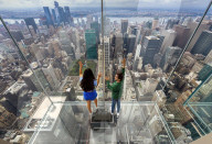 FEATURE - Aussichtsplattform mit Glasböden auf dem One Vanderbilt Building in New York