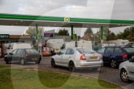 NEWS - UK: Warteschlangen vor Tankstellen