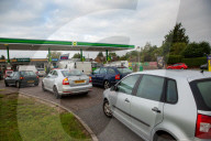 NEWS - UK: Warteschlangen vor Tankstellen