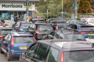 NEWS - UK: Warteschlangen vor Tankstellen