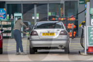 NEWS - UK: Warteschlangen vor Tankstellen