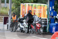 NEWS - UK: Warteschlangen vor Tankstellen