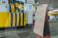 NEWS - UK: Warteschlangen vor Tankstellen