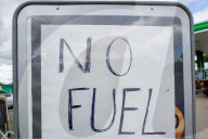 NEWS - UK: Warteschlangen vor Tankstellen
