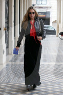 PEOPLE -  Kate Moss unterwegs an der Pariser Modewoche