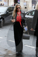 PEOPLE -  Kate Moss unterwegs an der Pariser Modewoche