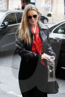 PEOPLE -  Kate Moss unterwegs an der Pariser Modewoche