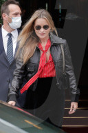 PEOPLE -  Kate Moss unterwegs an der Pariser Modewoche