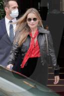 PEOPLE -  Kate Moss unterwegs an der Pariser Modewoche