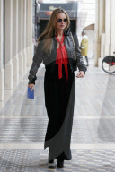PEOPLE -  Kate Moss unterwegs an der Pariser Modewoche
