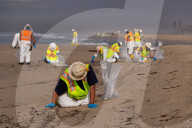 NEWS - Ölverschmutzung am Strand in Huntington Beach, Kalifornien