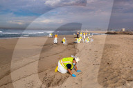 NEWS - Ölverschmutzung am Strand in Huntington Beach, Kalifornien