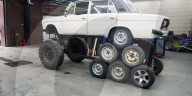 FEATURE - Altes Lada-Auto wird zum 14-Rad-Monster