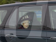 ROYALS -  Die Queen auf dem Weg zum Sonntagsgottesdienst in der All Saints Church in Windsor