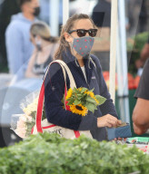PREMIUM EXCLUSIVE Jennifer Garner And Son Samuel Shop Produce At The Local Farmer's Market