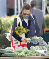 PREMIUM EXCLUSIVE Jennifer Garner And Son Samuel Shop Produce At The Local Farmer's Market