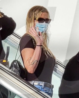 PREMIUM EXCLUSIVE Kesha Emerges With Wet Hair Before Taking Flight At LAX