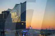 FEATURE - Sonnenaufgang an der Hamburger Elbphilharmonie 