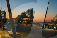 FEATURE - Sonnenaufgang an der Hamburger Elbphilharmonie 
