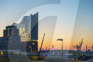 FEATURE - Sonnenaufgang an der Hamburger Elbphilharmonie 