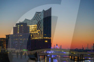 FEATURE - Sonnenaufgang an der Hamburger Elbphilharmonie 