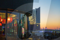 FEATURE - Sonnenaufgang an der Hamburger Elbphilharmonie 