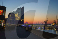 FEATURE - Sonnenaufgang an der Hamburger Elbphilharmonie 
